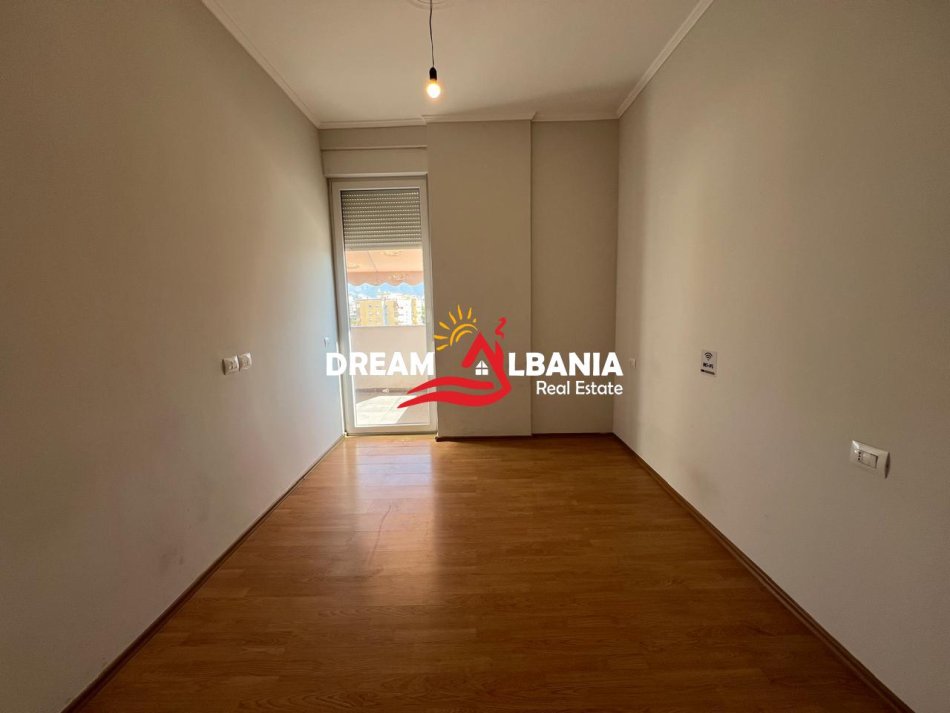 Tirane, jepet me qera zyre Kati 9, 70 m² 500 € (Ne zonen e 21 Dhjetorit - ID 42111405)