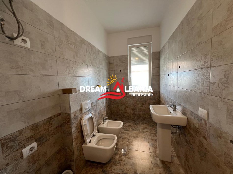 Tirane, jepet me qera zyre Kati 9, 70 m² 500 € (Ne zonen e 21 Dhjetorit - ID 42111405)