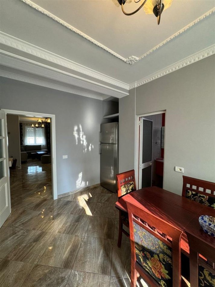 Tirane, jepet me qera apartament 2+1 Kati 4, 108 m² 1.000 € (Libri universitar)