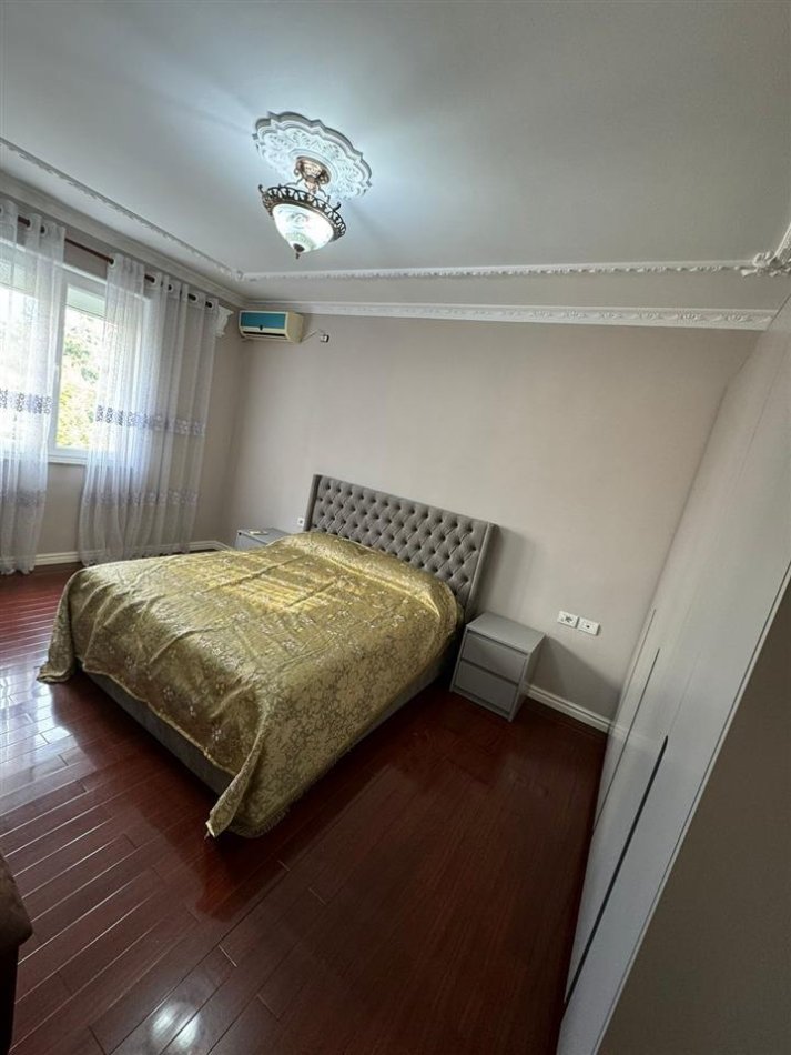 Tirane, jepet me qera apartament 2+1 Kati 4, 108 m² 1.000 € (Libri universitar)
