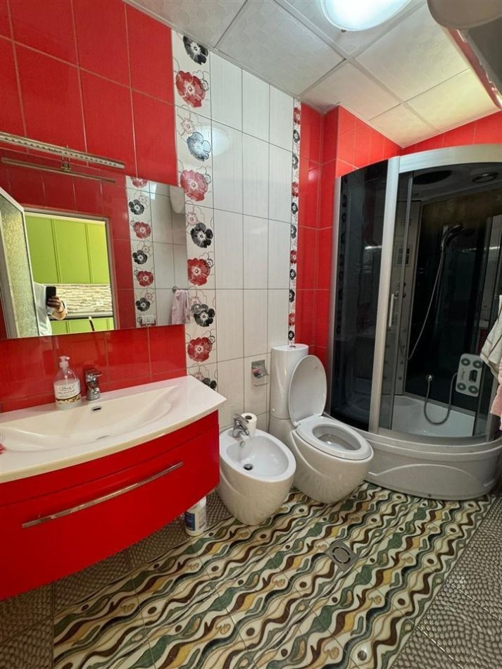 Tirane, jepet me qera apartament 2+1 Kati 4, 108 m² 1.000 € (Libri universitar)