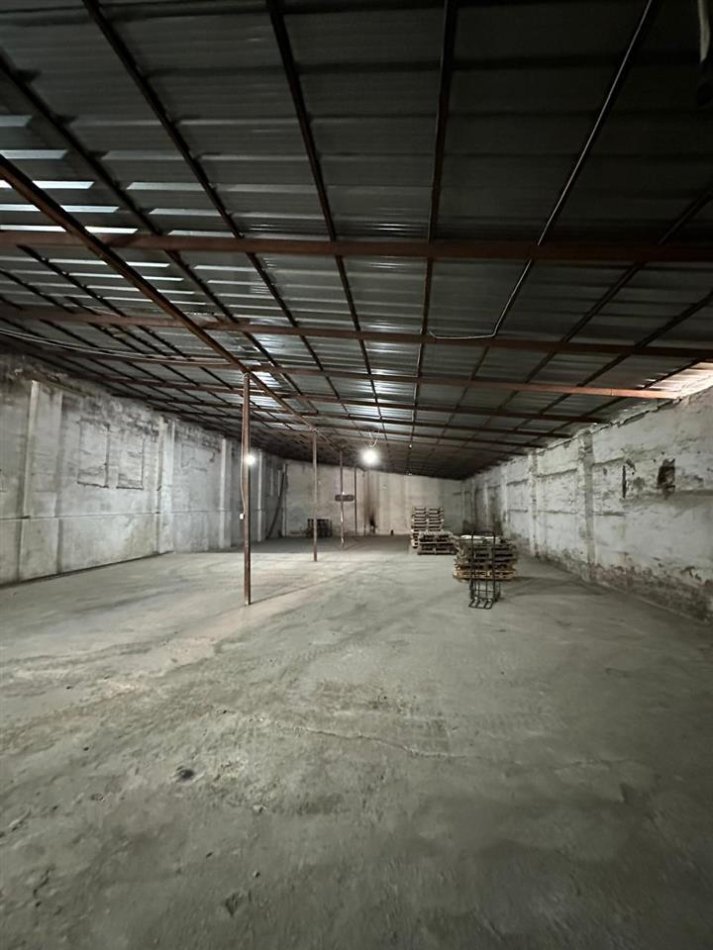 Tirane, jepet me qera magazine Kati 0, 400 m² 1.200 € (Selite)