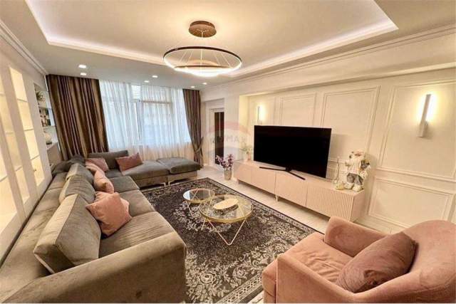 Tirane, jepet me qera apartament Kati 3, 137 m² 1.300 Euro (Sheshi Willson)