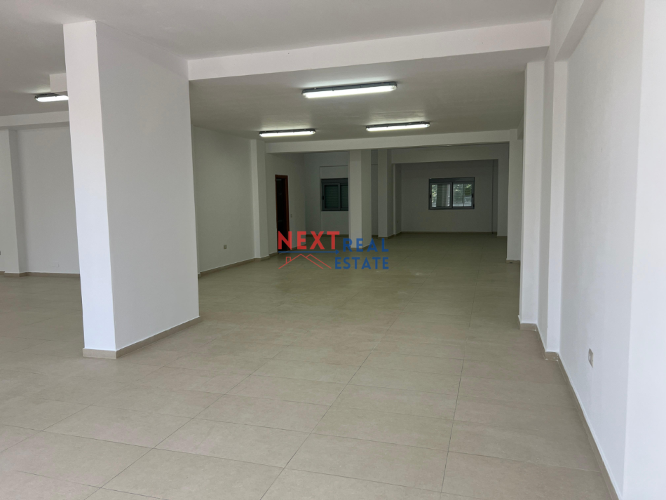 Vlore, jepet me qera ambjent biznesi Kati 2, 223 m² 700 € (TRANSBALLKANIKE)