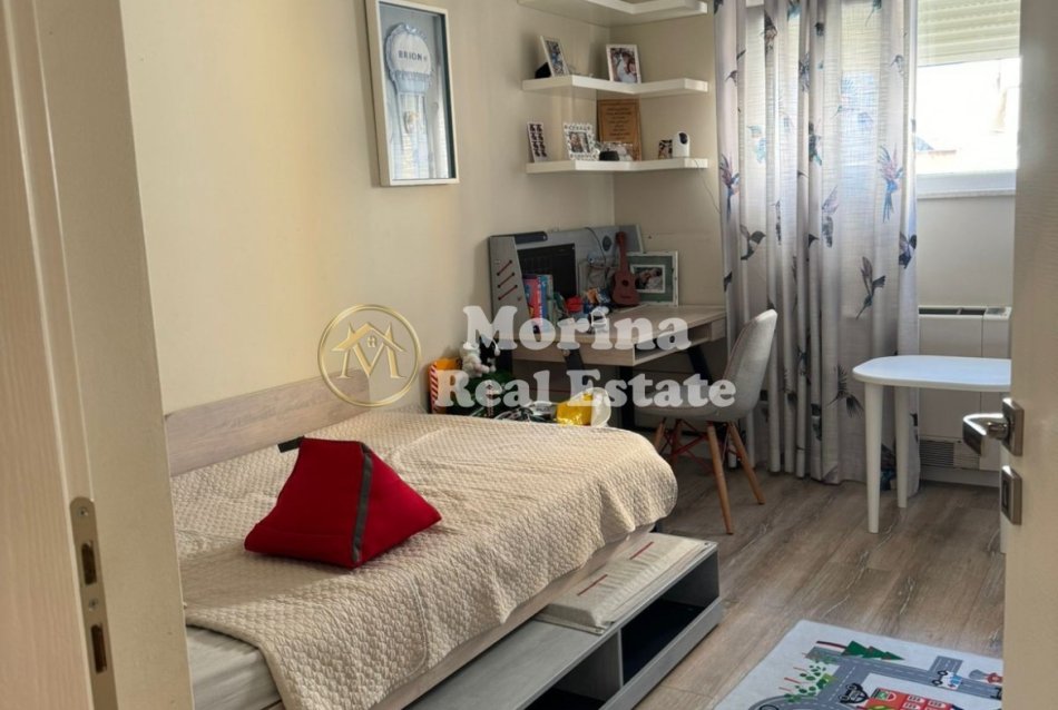 Tirane, shitet apartament 2+1+Ballkon Kati 4, 104 m² 206.000 € (Ali Demi/Rruga Shemsie Haka)