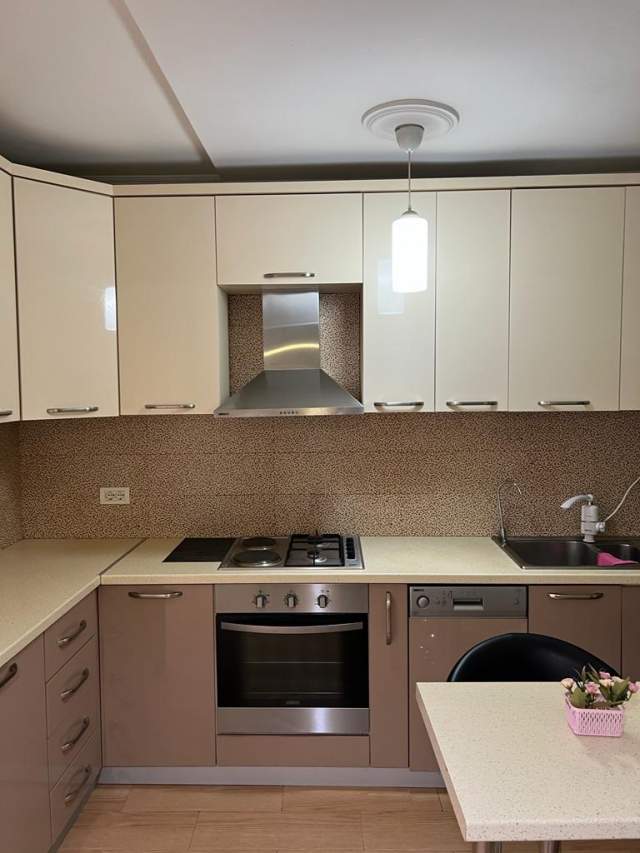 Tirane, jepet me qera apartament Kati 4, 75 m² 500 Leke (Ish Restorant Durresi)