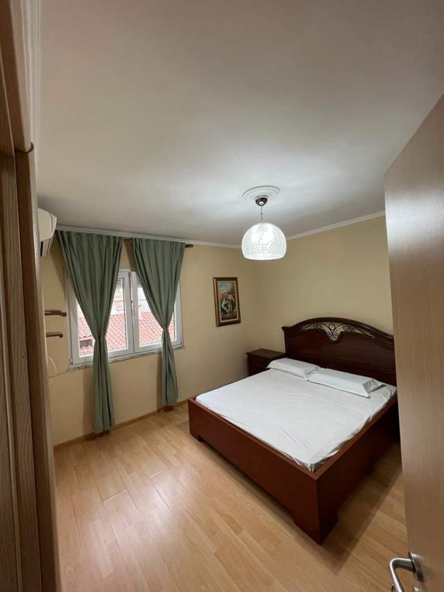 Tirane, jepet me qera apartament Kati 4, 75 m² 500 Leke (Ish Restorant Durresi)