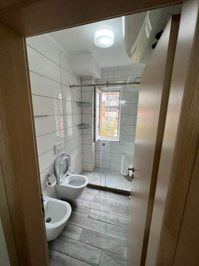 Tirane, jepet me qera apartament Kati 4, 75 m² 500 Leke (Ish Restorant Durresi)