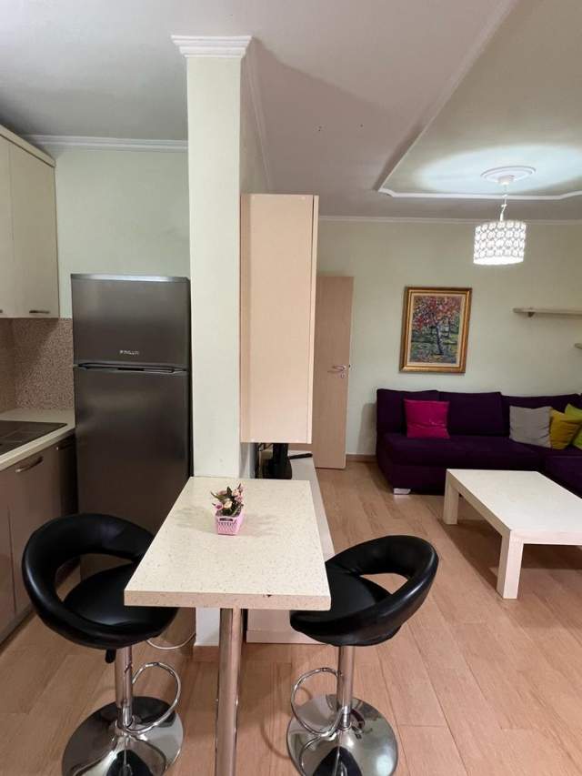 Tirane, jepet me qera apartament Kati 4, 75 m² 500 Leke (Ish Restorant Durresi)