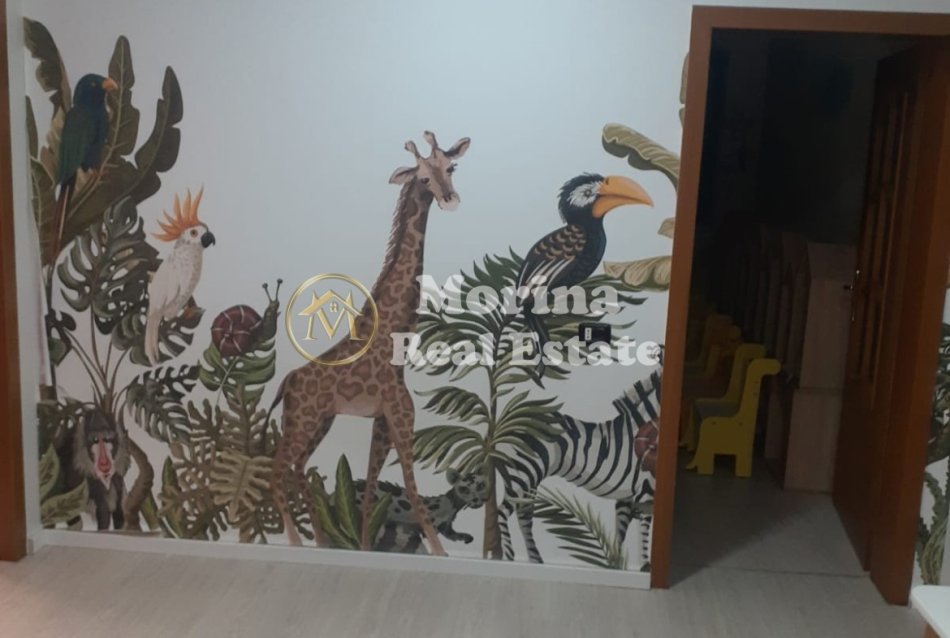 Tirane, jepet me qera ambjent biznesi Kati 1, 220 m² 1.000 € (Ali Demi)