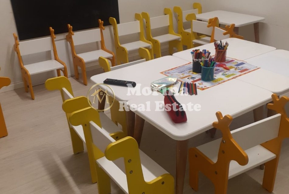 Tirane, jepet me qera ambjent biznesi Kati 1, 220 m² 1.000 € (Ali Demi)
