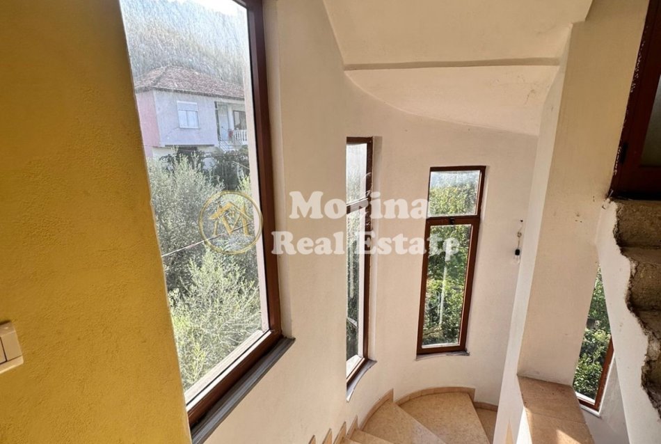 Tirane, shitet Vile 4+1 Kati 1, 325 m² 340.000 € (Petrele/Mullet)