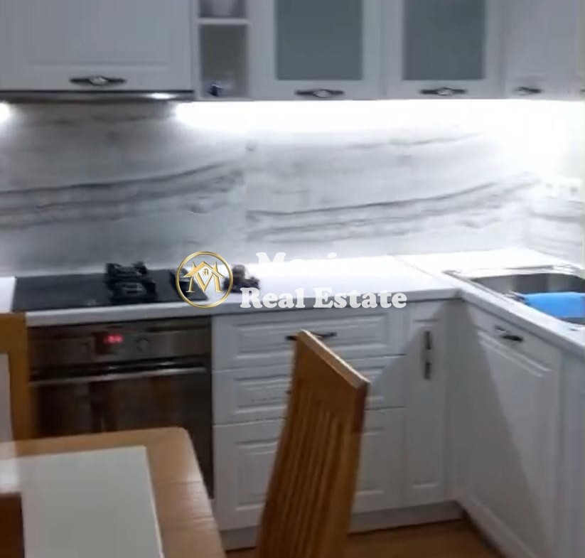 Tirane, jepet me qera shtepi 3+1 Kati 3, 146 m² 500 € (Qytet Studenti)