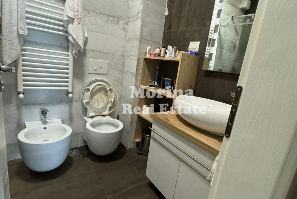 Tirane, shitet apartament 2+1+Ballkon Kati 4, 104 m² 206.000 € (Ali Demi/Rruga Shemsie Haka)