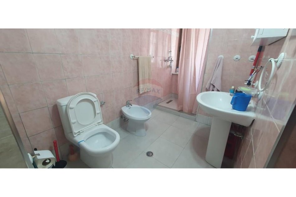 Tirane, jepet me qera apartament 2+1 Kati 2, 94 m² 700 € (Kafe Flora)