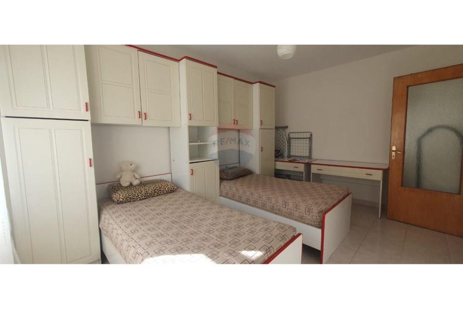 Tirane, jepet me qera apartament 2+1 Kati 2, 94 m² 700 € (Kafe Flora)