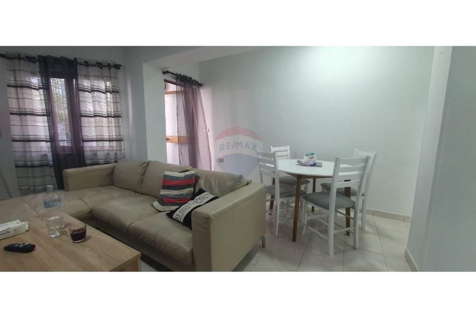 Tirane, jepet me qera apartament 2+1 Kati 2, 94 m² 700 € (Kafe Flora)