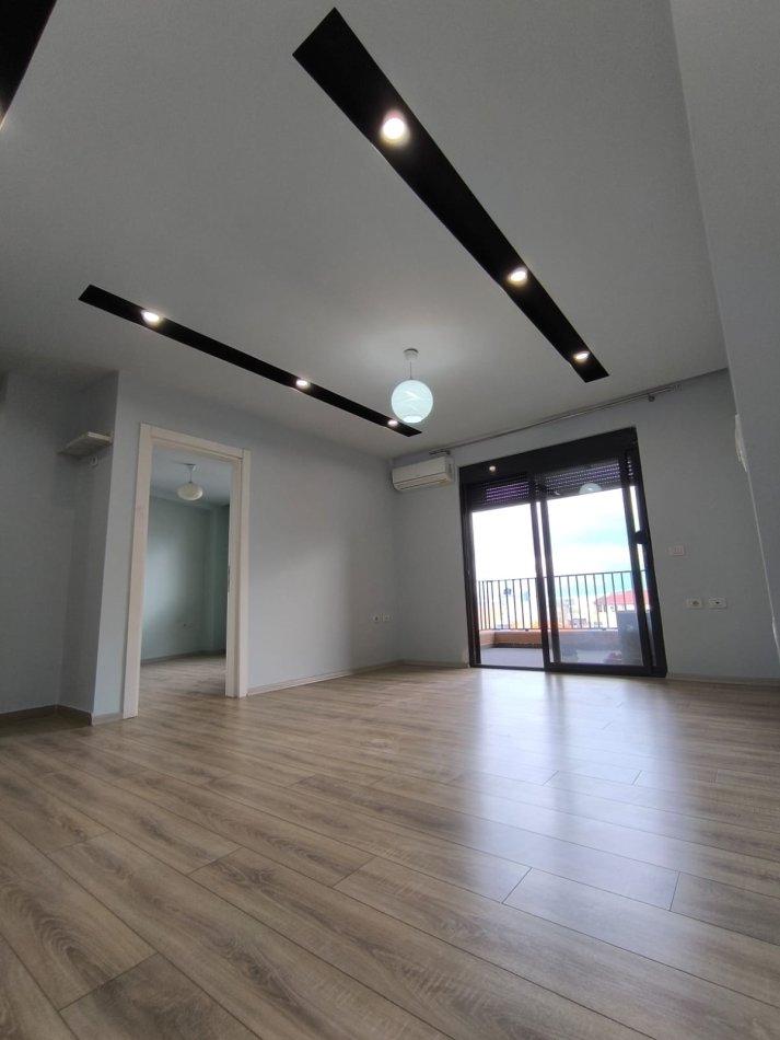 Tirane, shitet apartament 1+1+Ballkon Kati 4, 65 m² 97.500 € (kodra diellit)