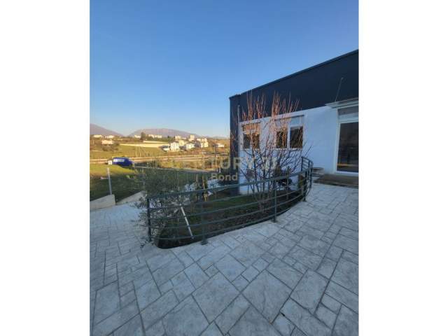 Tirane, jepet me qera magazine 600 m² 1.400 Euro (Qendra Tregtare TEG)