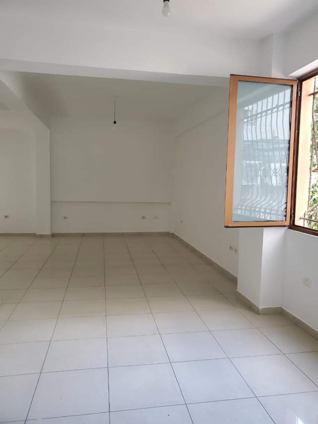 Tirane, jepet me qera zyre Kati 1, 98 m² 1.000 Euro (rruga myslym shyr)