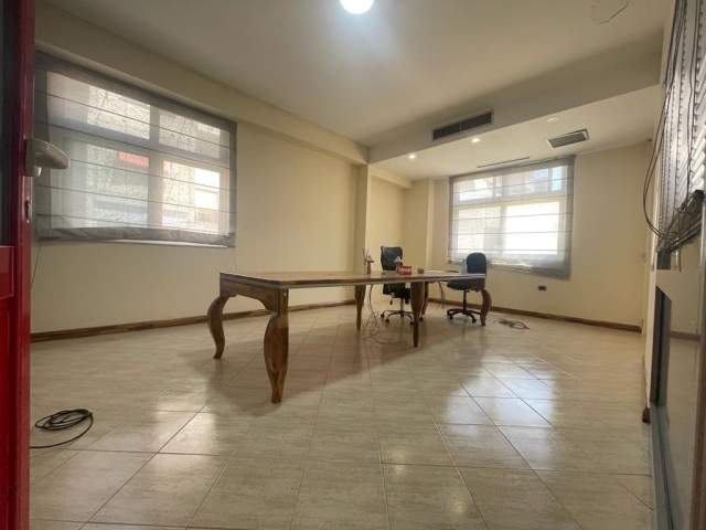 Tirane, jepet me qera ambjent biznesi Kati 1, 130 m² 1.500 Euro (Mine Peza)