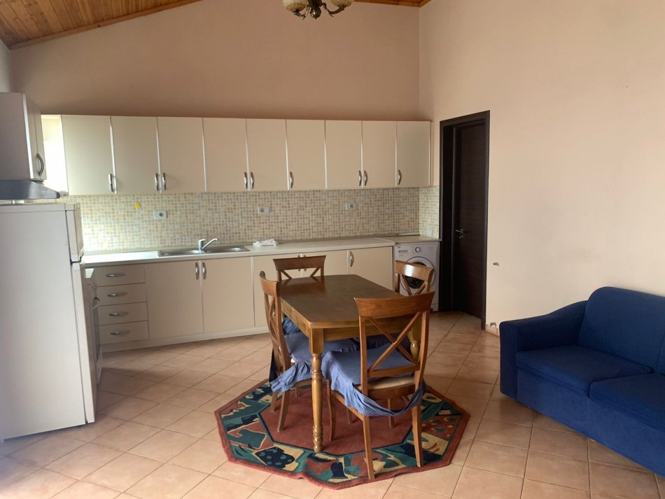 Tirane, jepet me qera apartament 2+1+Ballkon Kati 4, 100 m² 450 € (Ali Demi)