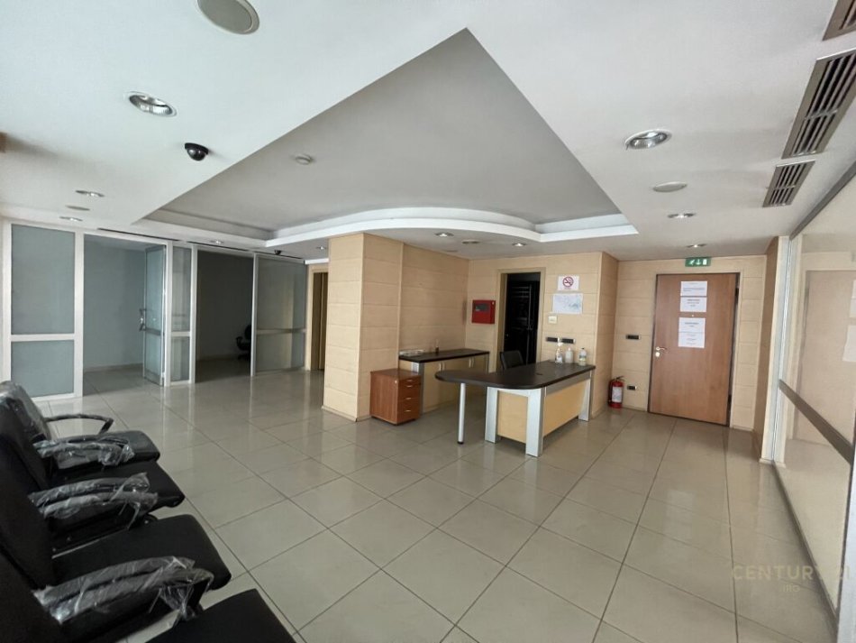 Tirane, jepet me qera ambjent biznesi Kati 3, 300 m² 5.000 € (Komuna e Parisit)