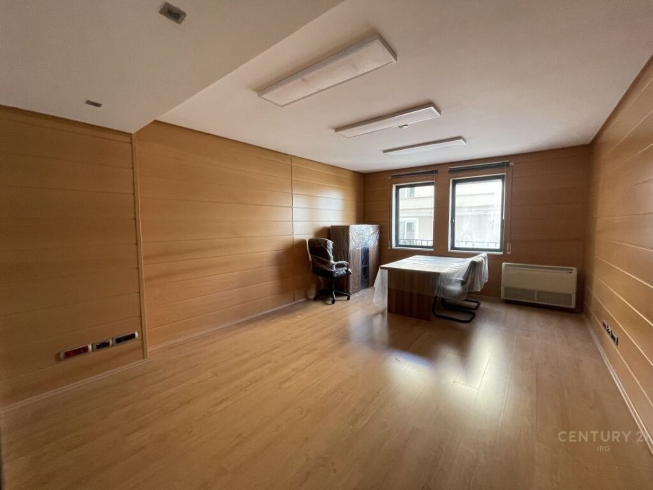 Tirane, jepet me qera ambjent biznesi Kati 3, 300 m² 5.000 € (Komuna e Parisit)