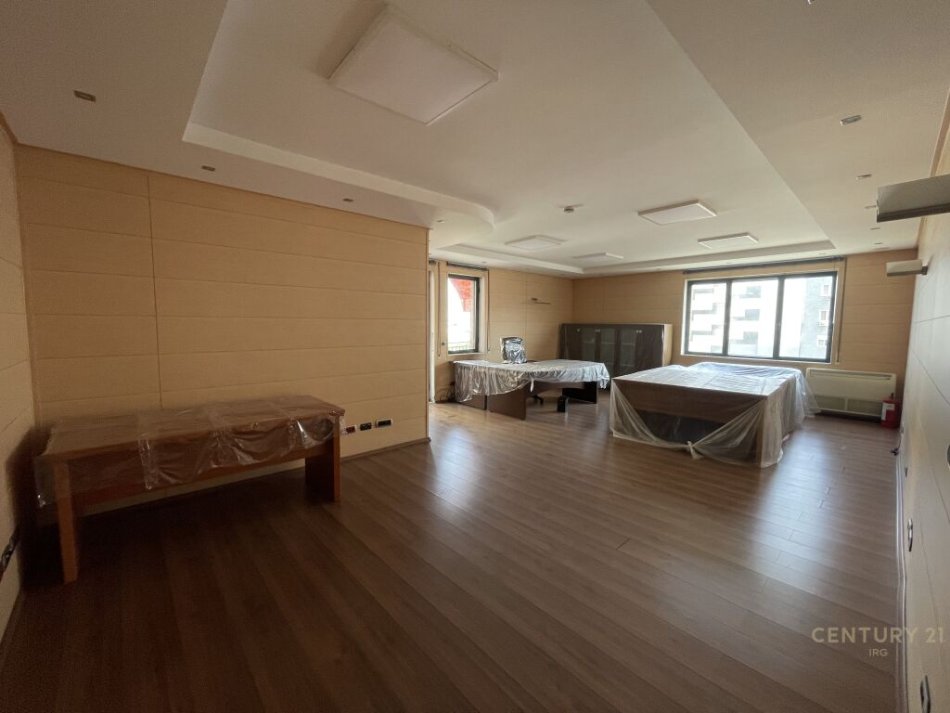 Tirane, jepet me qera ambjent biznesi Kati 3, 300 m² 5.000 € (Komuna e Parisit)