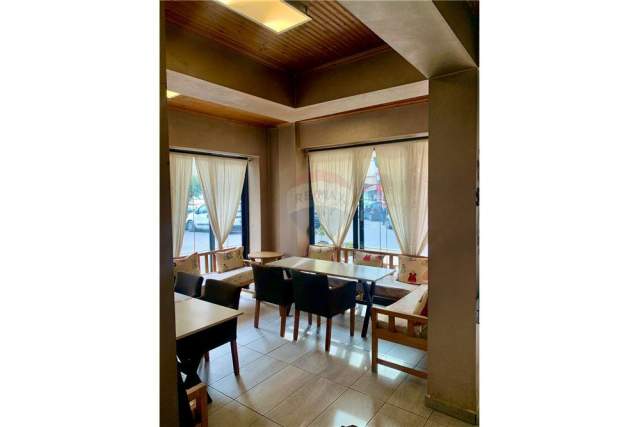 Tirane, jepet me qera ambjent biznesi 88 m² 820 Euro (Grigor Heba)