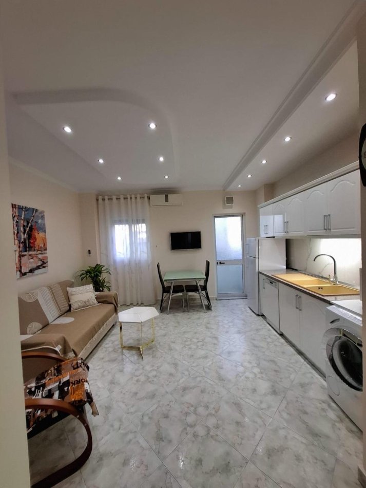 Tirane, jepet me qera apartament 1+1+Ballkon Kati 5, 70 m² 520 € (Komune Parisit)