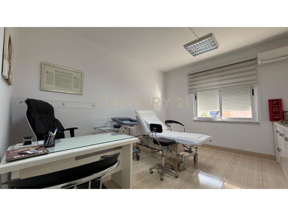 Tirane, jepet me qera zyre Kati 2, 60 m² 700 € (komuna e parisit)