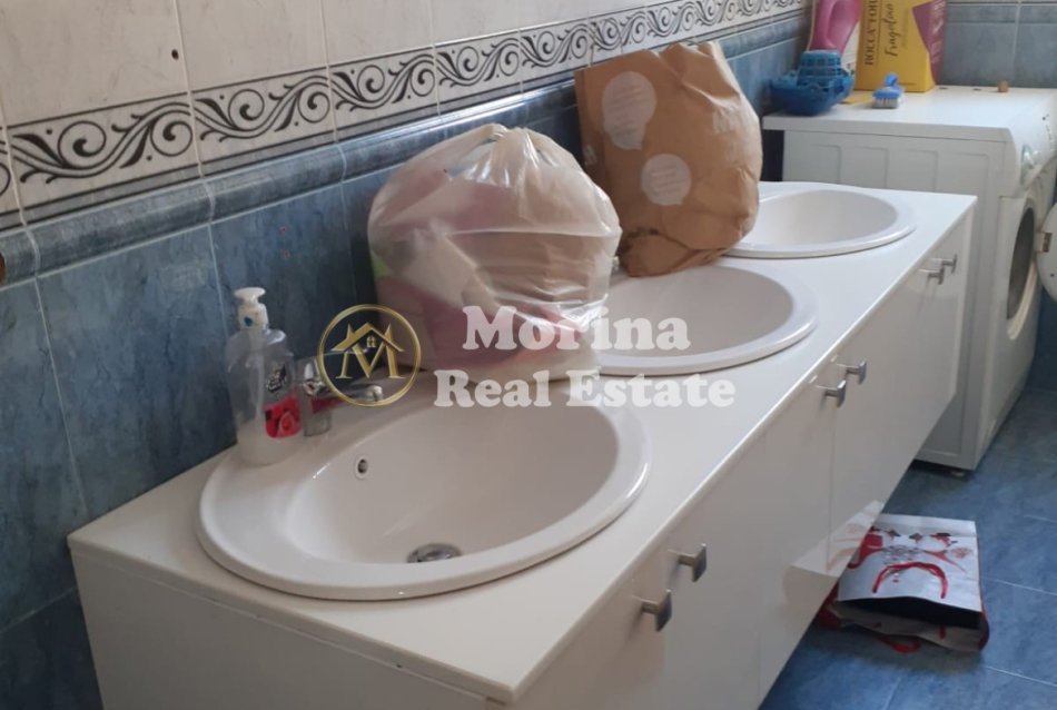 Tirane, jepet me qera ambjent biznesi Kati 1, 220 m² 1.000 € (Ali Demi)