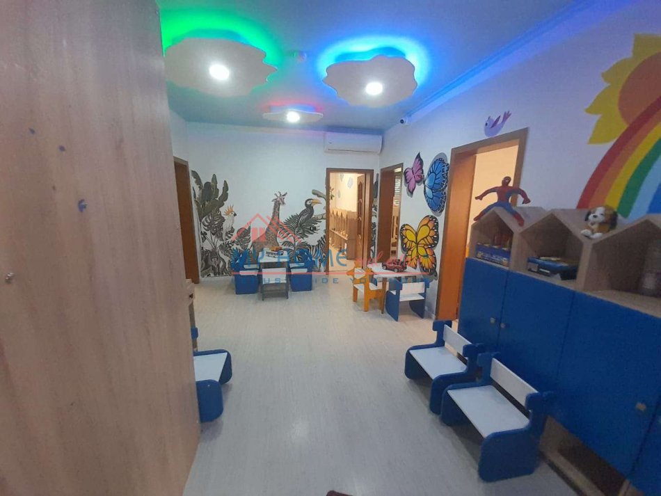 Tirane, jepet me qera ambjent biznesi Kati 2, 230 m² 1.000 € (ali demi)
