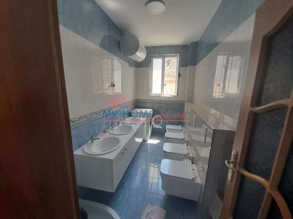 Tirane, jepet me qera ambjent biznesi Kati 2, 230 m² 1.000 € (ali demi)