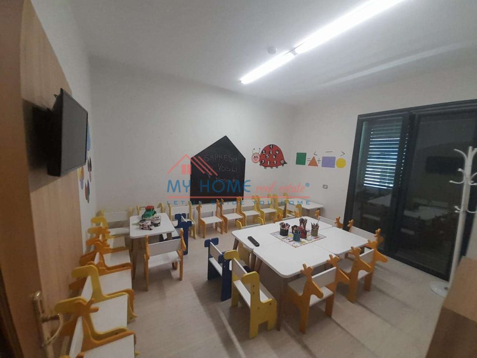 Tirane, jepet me qera ambjent biznesi Kati 2, 230 m² 1.000 € (ali demi)