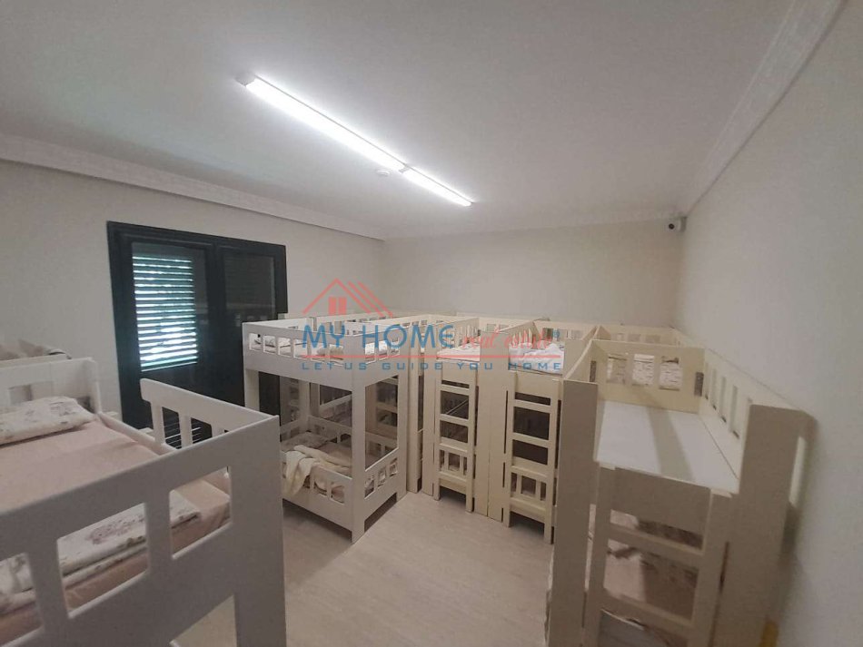 Tirane, jepet me qera ambjent biznesi Kati 2, 230 m² 1.000 € (ali demi)