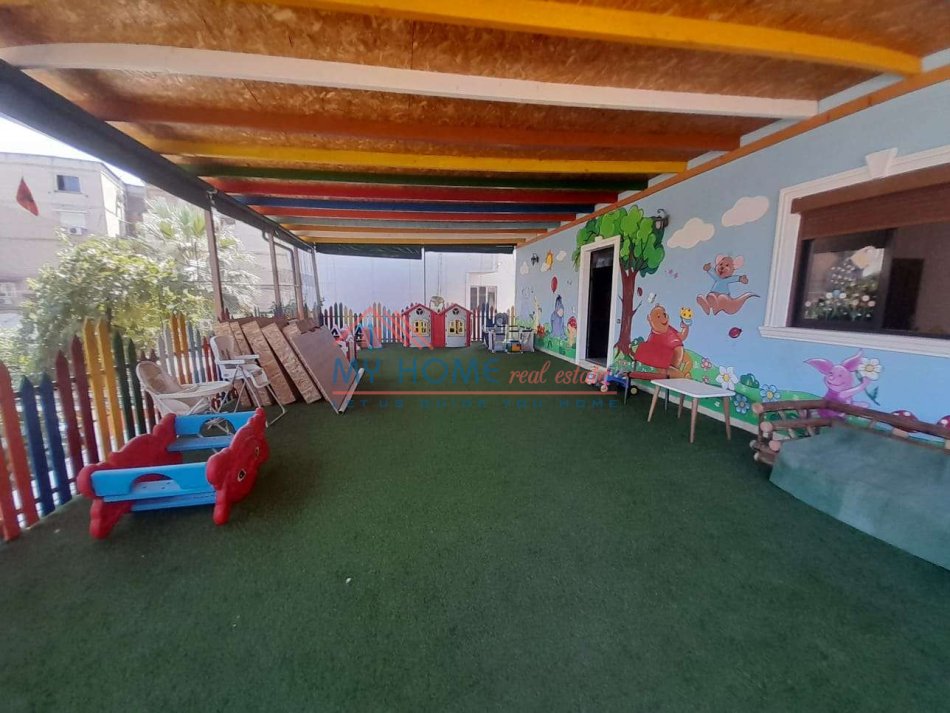 Tirane, jepet me qera ambjent biznesi Kati 2, 230 m² 1.000 € (ali demi)