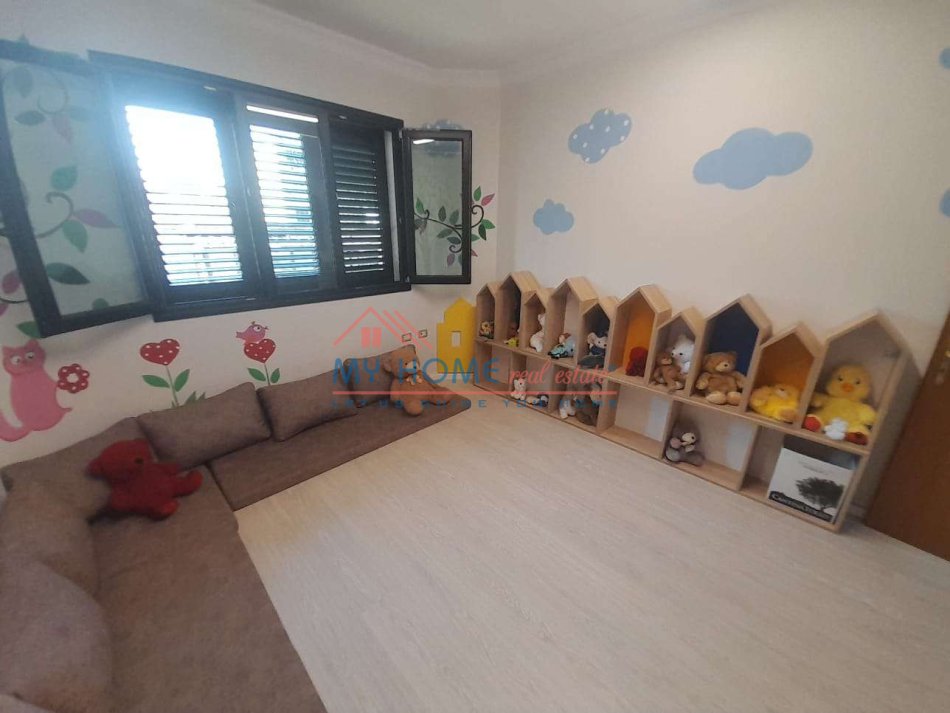 Tirane, jepet me qera ambjent biznesi Kati 2, 230 m² 1.000 € (ali demi)