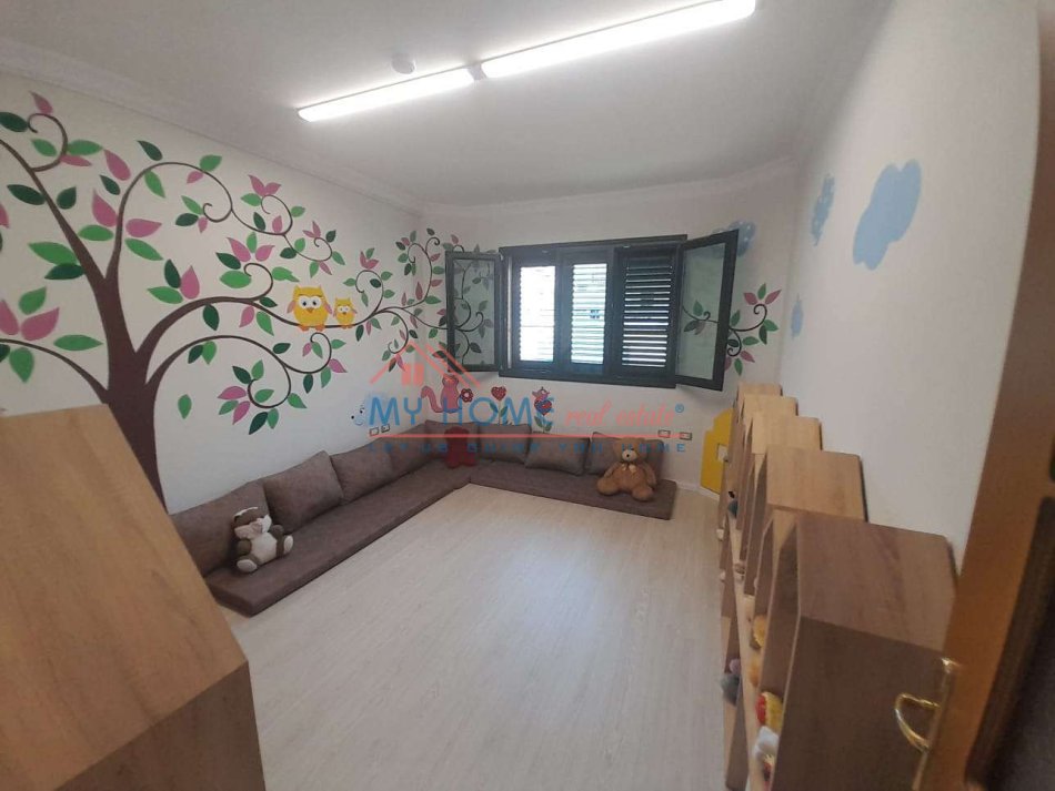 Tirane, jepet me qera ambjent biznesi Kati 2, 230 m² 1.000 € (ali demi)