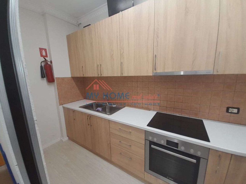 Tirane, jepet me qera ambjent biznesi Kati 2, 230 m² 1.000 € (ali demi)