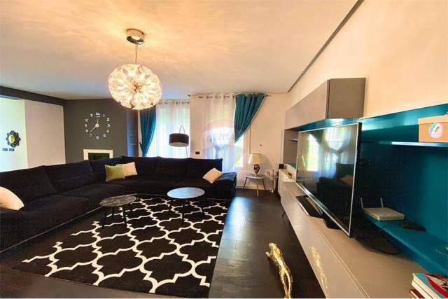 Tirane, jepet me qera Vile 2 Katshe 230 m² 1.300 Euro (Kopshti Zoologjik)