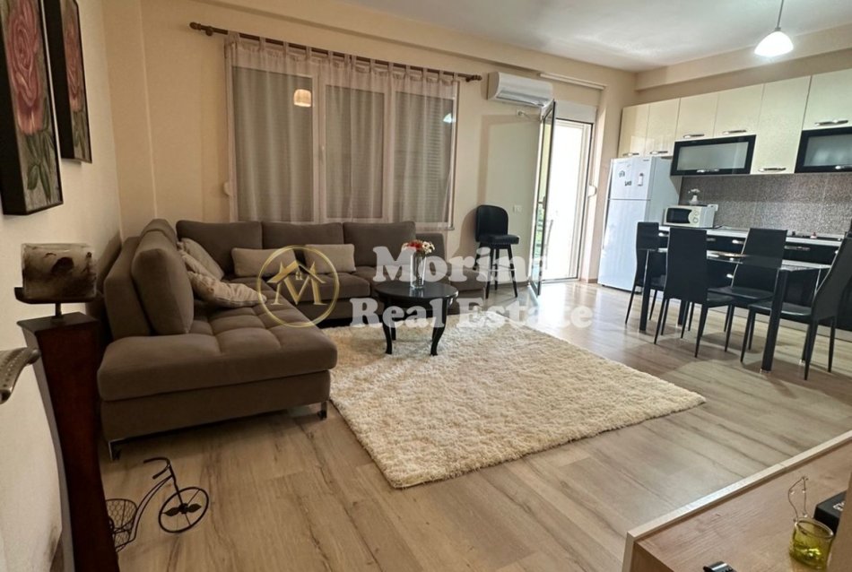 Tirane, jepet me qera apartament 2+1 Kati 2, 100 m² 650 € (Liqeni Thate)