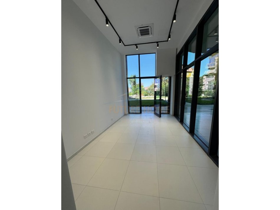 0683487469  Tirane, jepet me qera ambjent biznesi Kati 0, 27 m² 800 € (Liqeni Artificial , Lake View)