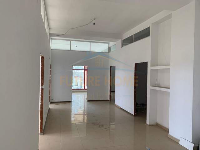 Durres, jepet me qera ambjent biznesi Kati 2, 281 m² 1.200 Euro (Rruga Taulantia)
