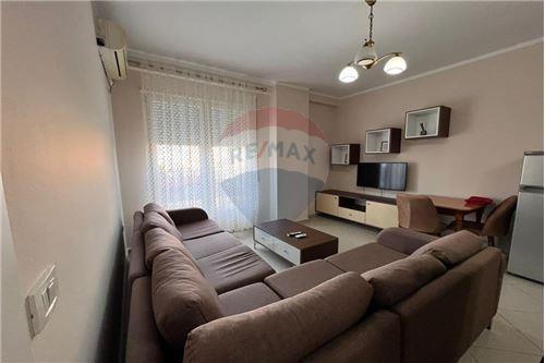 Tirane, jepet me qera apartament 1+1 Kati 2, 60 m² 500 € (Komuna e Parisit, Albania)