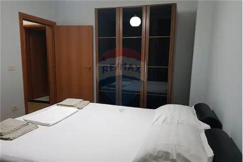 Tirane, jepet me qera apartament 2+1+BLK Kati 5, 90 m² 600  (9 Katshet Qender)
