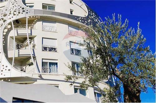Tirane, shitet Apartament 3+1 Kati 1, 213 m² 220.000 Euro (Kodra Diellit 2)