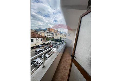 Tirane, jepet me qera apartament 1+1 Kati 3, 75 m² 400 Euro (Rruga e Dibres)