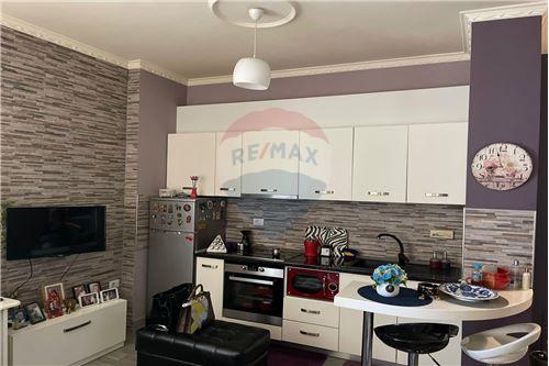 Tirane, shitet apartament 1+1+BLK 49 m² 96.600 Euro (komune)